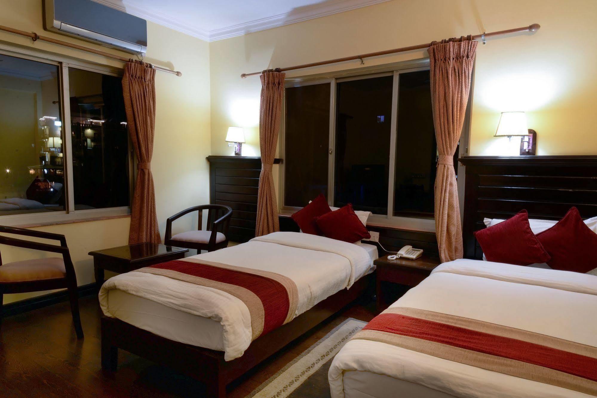 Hotel Lake Star Pokhara Exteriör bild