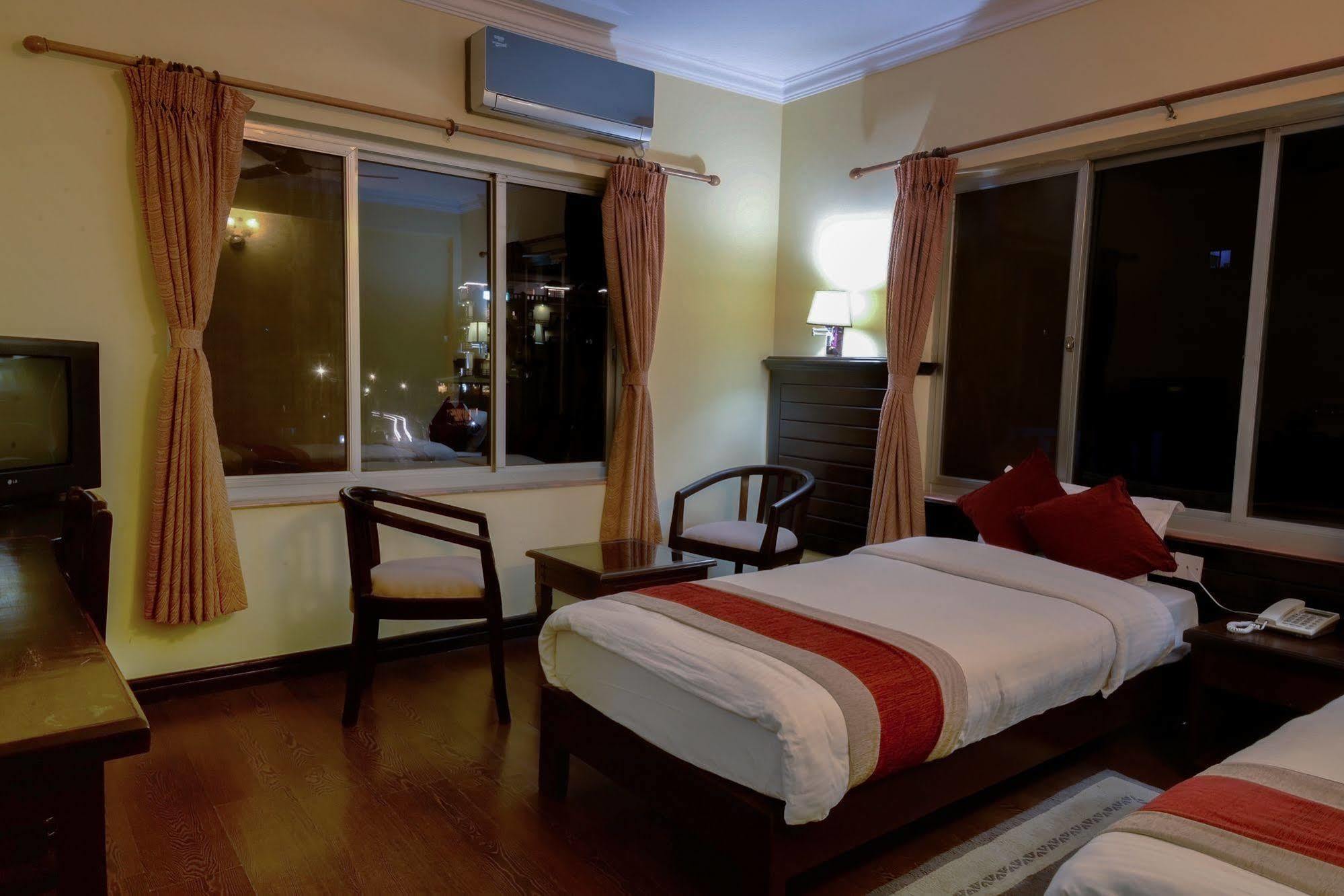 Hotel Lake Star Pokhara Exteriör bild