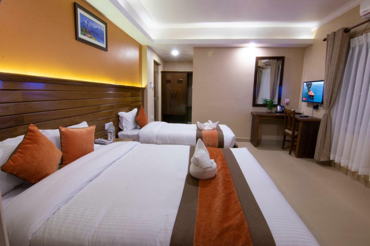 Hotel Lake Star Pokhara Exteriör bild