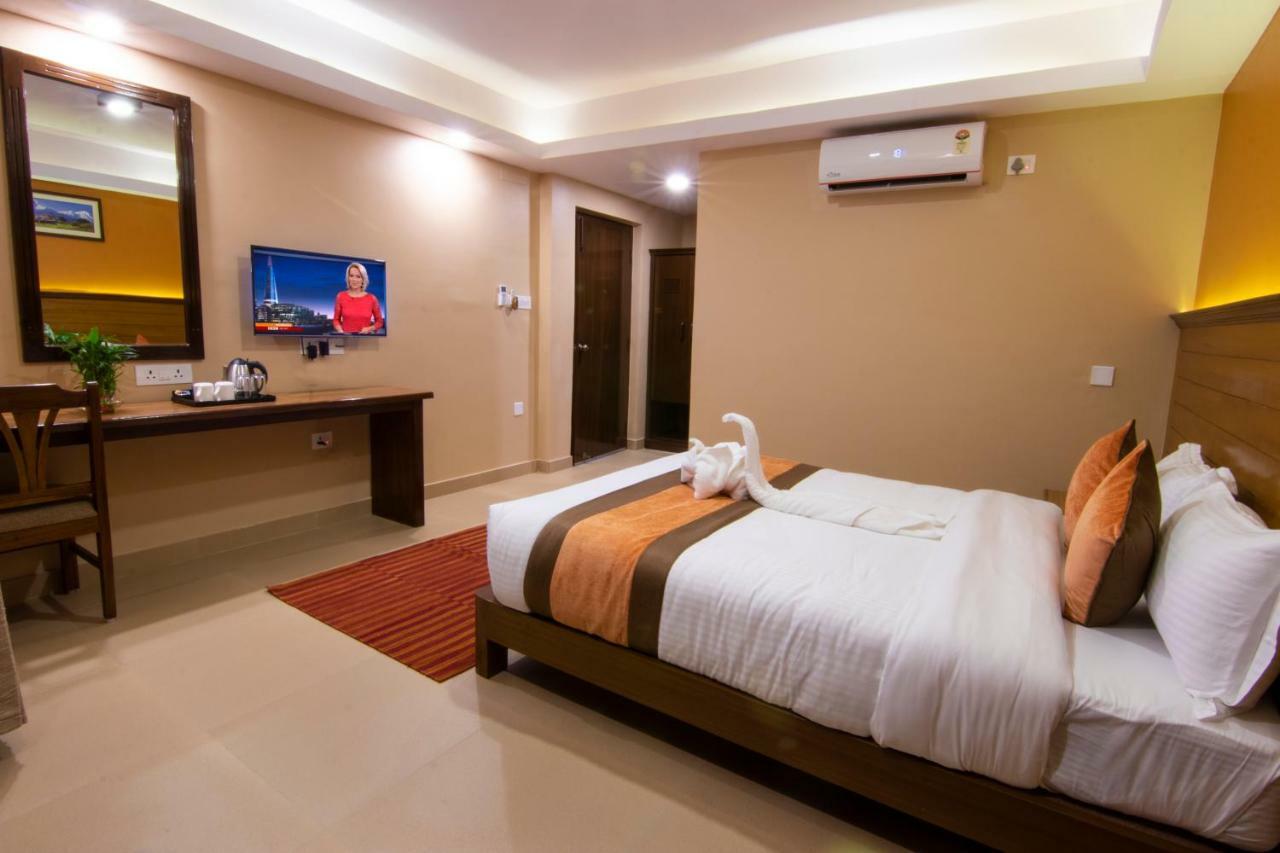 Hotel Lake Star Pokhara Exteriör bild