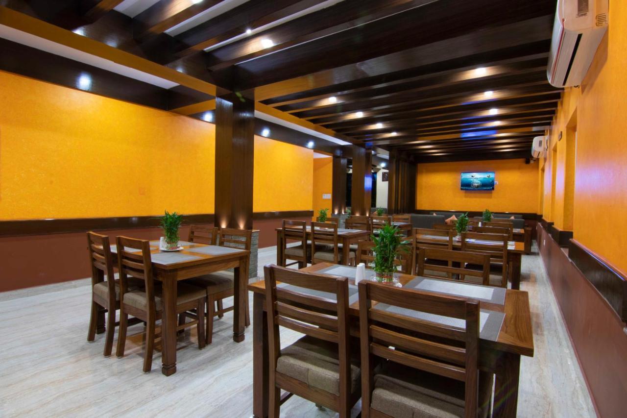 Hotel Lake Star Pokhara Exteriör bild